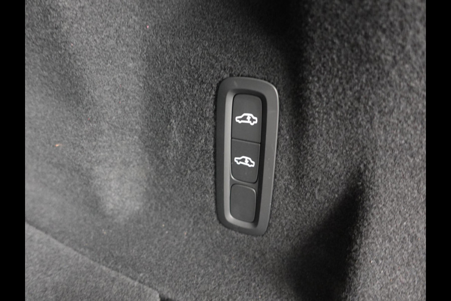 Volvo XC60 2.0 T6 398pk Plug-in hybrid AWD Ultimate Dark | DEMO ! | Bowers &Wilkins Premium Sound system | Navigatie Google | Panorama dak | Camera | Extra Getint glas | Stoelen met massage functie