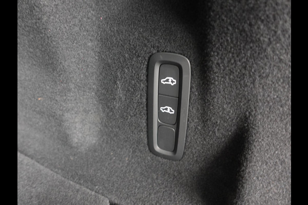 Volvo XC60 2.0 T6 398pk Plug-in hybrid AWD Ultimate Dark | DEMO ! | Bowers &Wilkins Premium Sound system | Navigatie Google | Panorama dak | Camera | Extra Getint glas | Stoelen met massage functie
