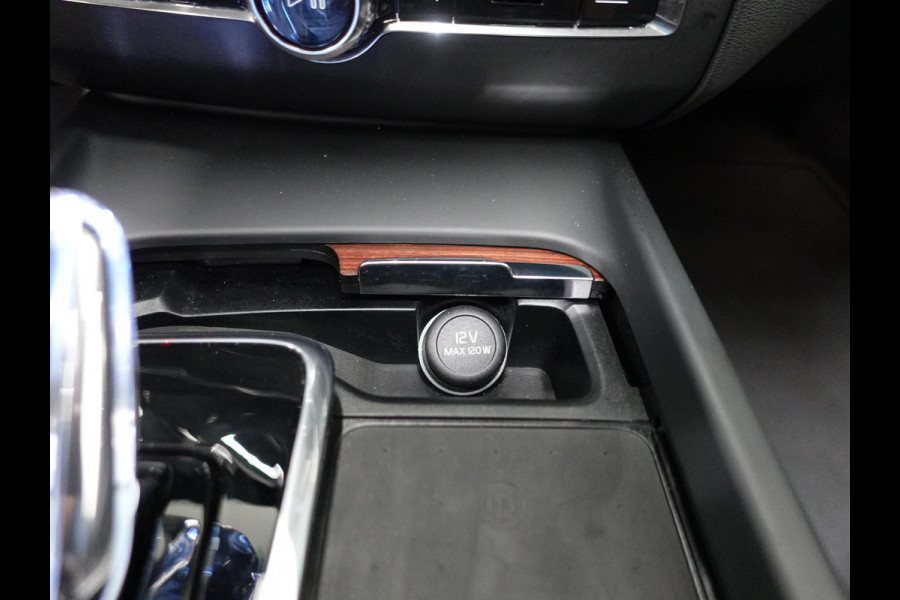 Volvo XC60 2.0 T6 398pk Plug-in hybrid AWD Ultimate Dark | DEMO ! | Bowers &Wilkins Premium Sound system | Navigatie Google | Panorama dak | Camera | Extra Getint glas | Stoelen met massage functie