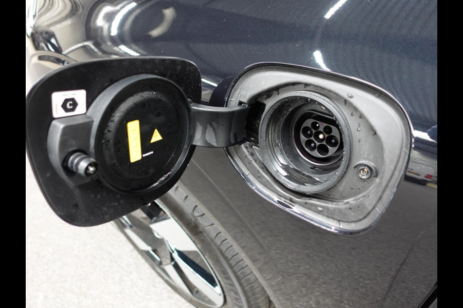 Volvo XC60 2.0 T6 398pk Plug-in hybrid AWD Ultimate Dark | DEMO ! | Bowers &Wilkins Premium Sound system | Navigatie Google | Panorama dak | Camera | Extra Getint glas | Stoelen met massage functie