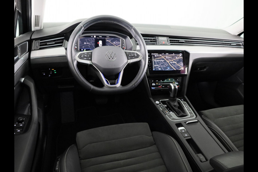 Volkswagen Passat 1.4 TSI PHEV GTE Style 218 pk Automaat (DSG) | Navigatie | Panoramadak | Parkeersensoren (Park assist) | Achteruitrijcamera | Matrix LED koplampen | Stoelverwarming v/a |