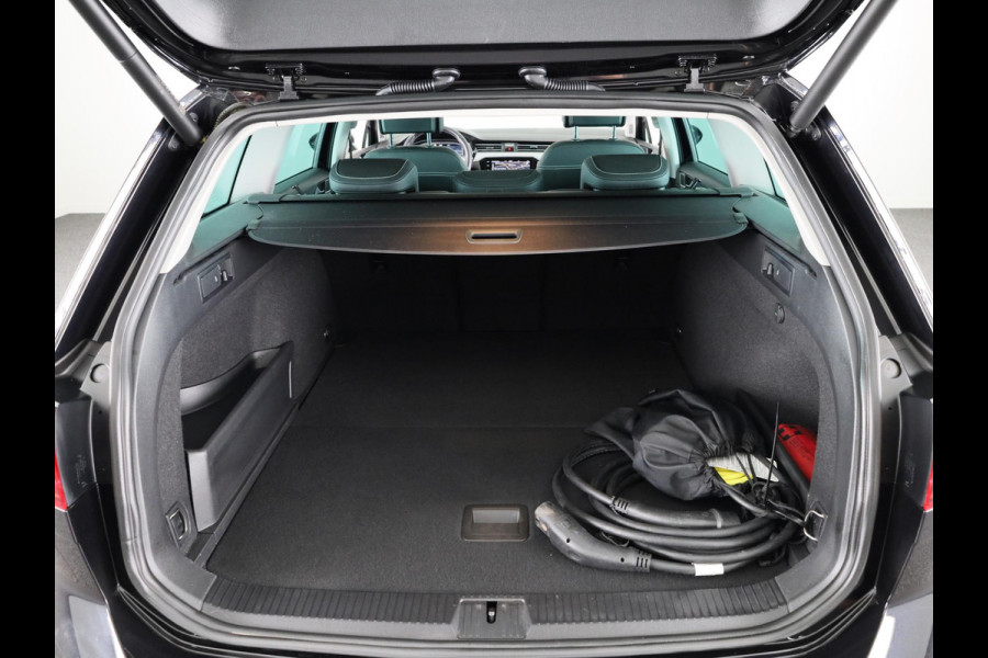 Volkswagen Passat 1.4 TSI PHEV GTE Style 218 pk Automaat (DSG) | Navigatie | Panoramadak | Parkeersensoren (Park assist) | Achteruitrijcamera | Matrix LED koplampen | Stoelverwarming v/a |