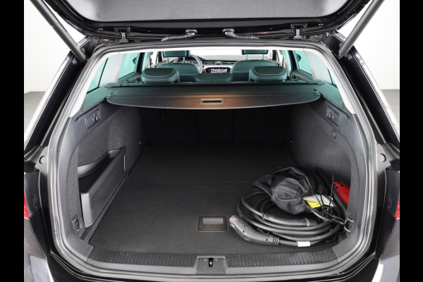 Volkswagen Passat 1.4 TSI PHEV GTE Style 218 pk Automaat (DSG) | Navigatie | Panoramadak | Parkeersensoren (Park assist) | Achteruitrijcamera | Matrix LED koplampen | Stoelverwarming v/a |