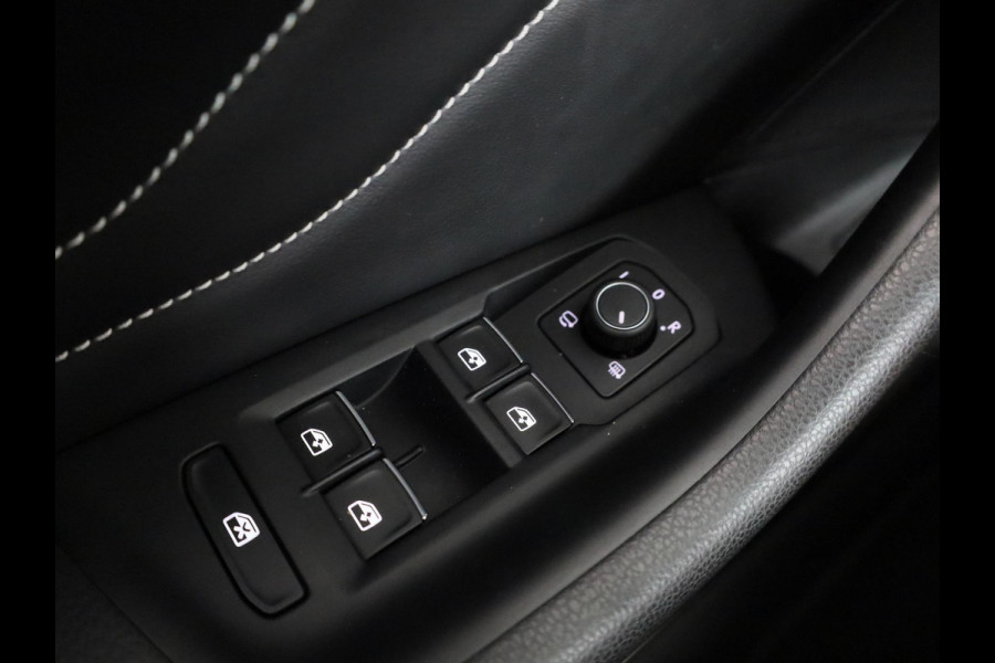 Volkswagen Passat 1.4 TSI PHEV GTE Style 218 pk Automaat (DSG) | Navigatie | Panoramadak | Parkeersensoren (Park assist) | Achteruitrijcamera | Matrix LED koplampen | Stoelverwarming v/a |