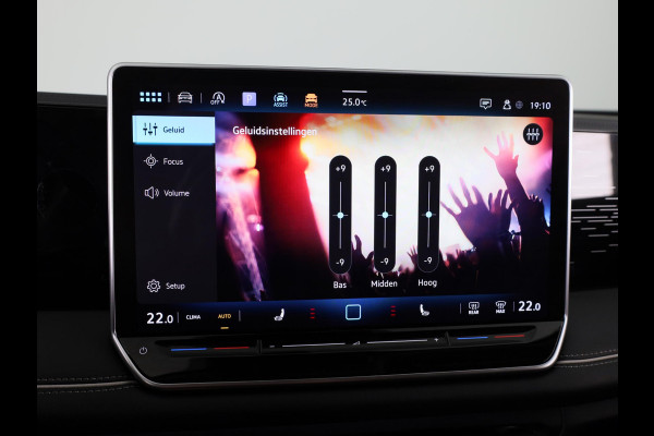 Volkswagen Tiguan 1.5 eTSI Elegance 150 pk Automaat (DSG) | Navigatie | Elektr. trekhaak | Parkeersensoren (Park assist) | Rondomzicht camera | Matrix LED koplampen |