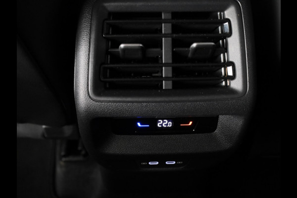 Volkswagen Tiguan 1.5 eTSI Elegance 150 pk Automaat (DSG) | Navigatie | Elektr. trekhaak | Parkeersensoren (Park assist) | Rondomzicht camera | Matrix LED koplampen |