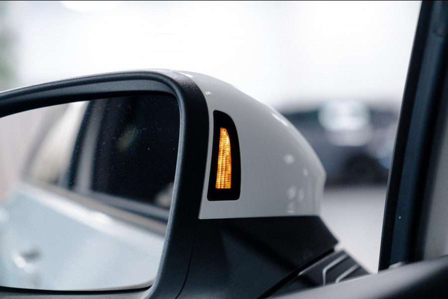 Volkswagen Golf 1.5 eTSI 3x R-Line Pano|IQ|ACC|AppleCarplay|Trekhaak