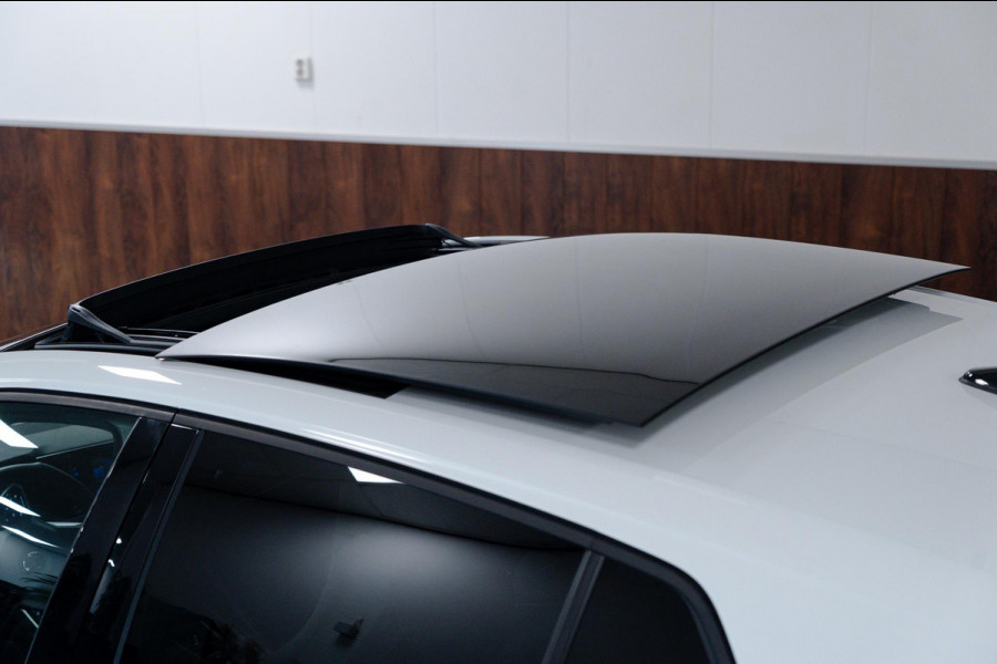 Volkswagen Golf 1.5 eTSI 3x R-Line Pano|IQ|ACC|AppleCarplay|Trekhaak