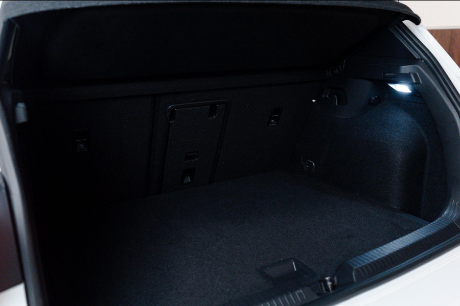 Volkswagen Golf 1.5 eTSI 3x R-Line Pano|IQ|ACC|AppleCarplay|Trekhaak