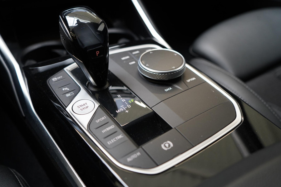 BMW 3 Serie Touring 330e Business Edition Plus | Adaptive cruise | Trekhaak | Sportstoelen | Apple Carplay
