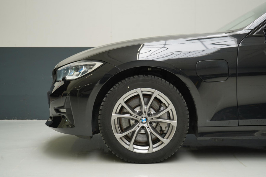 BMW 3 Serie Touring 330e Business Edition Plus | Adaptive cruise | Trekhaak | Sportstoelen | Apple Carplay
