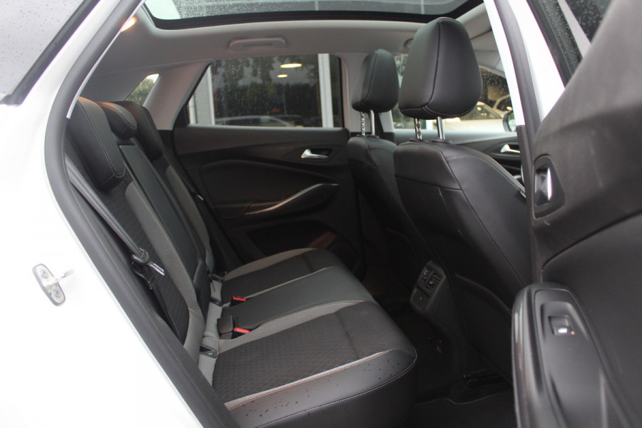 Opel Grandland X 1.2 Turbo Innovation / Trekhaak / Panoramadak / Navigatie / 18'' / Cruise Control / DAB