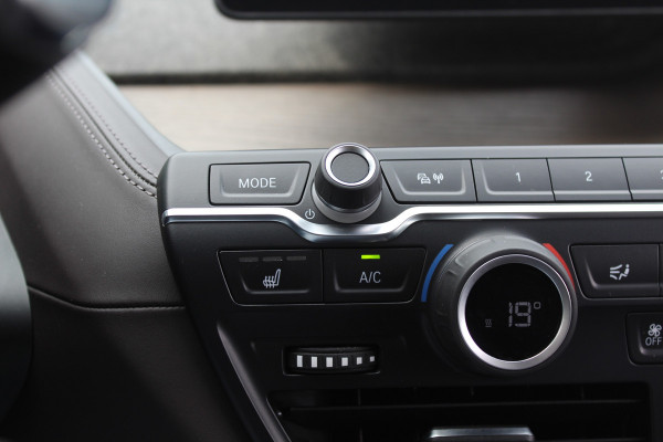 BMW i3 S iPerformance 94Ah 33 kWh / SoH 91% / Panoramadak / Camera / Leder / 20'' / Keyless / Navigatie / DAB / ACC / Stoelverwarming