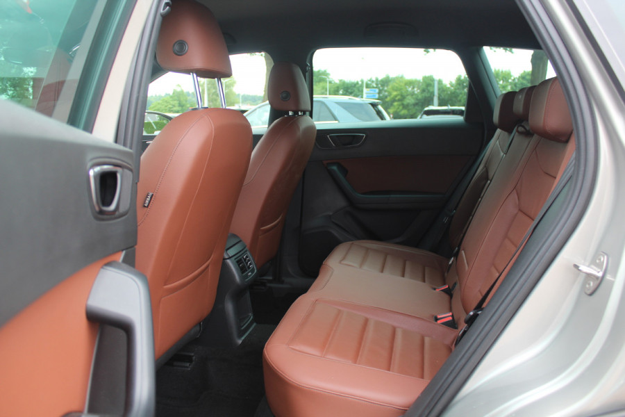 Seat Ateca 1.4 EcoTSI Xcellence / Trekhaak / Camera / Leder / Standkachel / 18'' / Navigatie / Dodehoek / Stoelverwarming / ACC