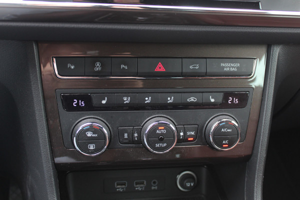 Seat Ateca 1.4 EcoTSI Xcellence / Trekhaak / Camera / Leder / Standkachel / 18'' / Navigatie / Dodehoek / Stoelverwarming / ACC