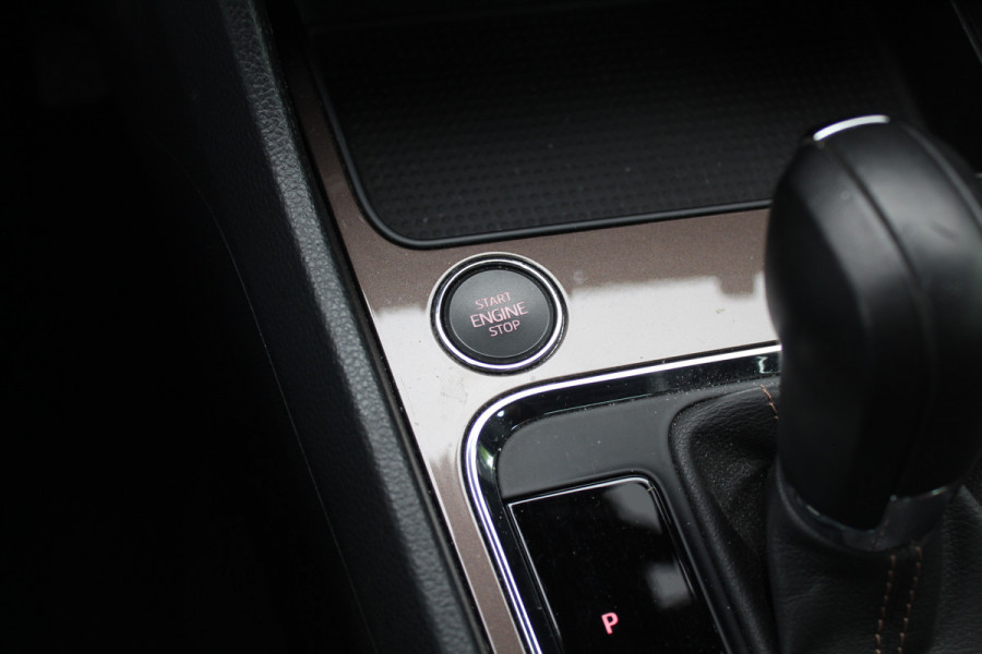 Seat Ateca 1.4 EcoTSI Xcellence / Trekhaak / Camera / Leder / Standkachel / 18'' / Navigatie / Dodehoek / Stoelverwarming / ACC