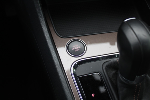 Seat Ateca 1.4 EcoTSI Xcellence / Trekhaak / Camera / Leder / Standkachel / 18'' / Navigatie / Dodehoek / Stoelverwarming / ACC