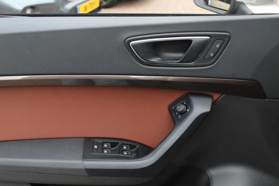 Seat Ateca 1.4 EcoTSI Xcellence / Trekhaak / Camera / Leder / Standkachel / 18'' / Navigatie / Dodehoek / Stoelverwarming / ACC