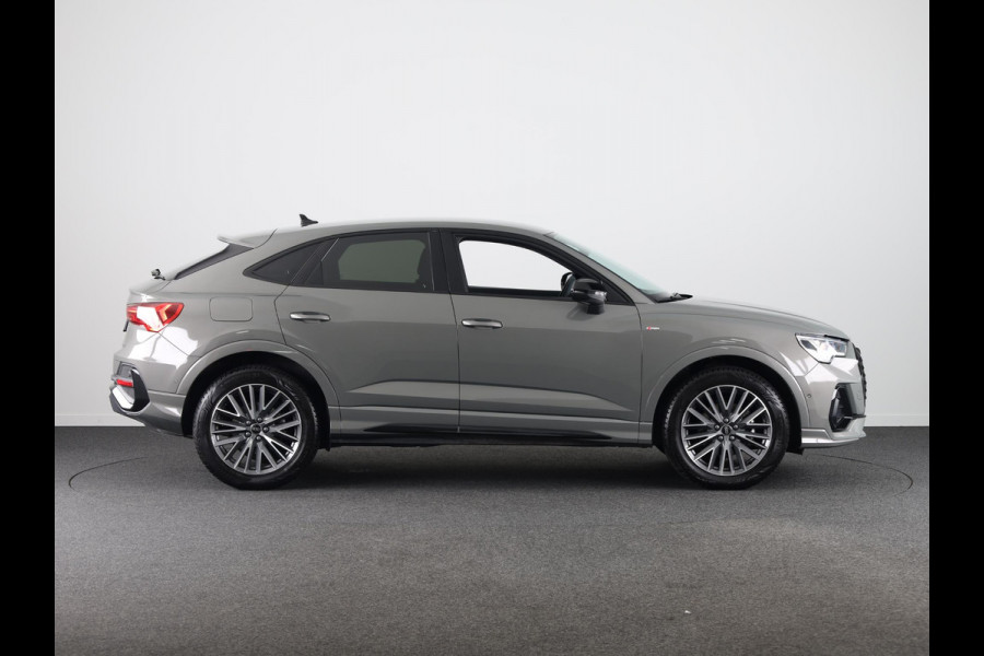 Audi Q3 Sportback 35 TFSI S Edition Competition 150 pk S-tronic | Private lease € 911,- | Navigatie | Parkeersensoren (Park assist) | Achteruitrijcamera | Lichtmetalen velgen 19" | S-Line |
