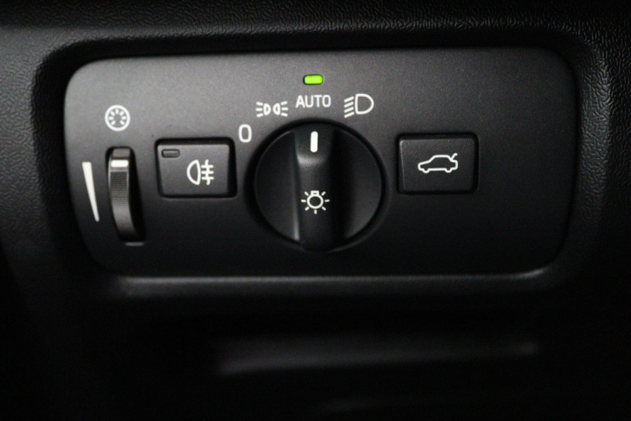 Volvo V40 1.5 T2 Edition+ (STOELVERWARMING, AUTOMAAT, VIRTUAL COCKPIT, PARKEERSENSOREN, CRUISE CONTROL, NAVIGATIE)