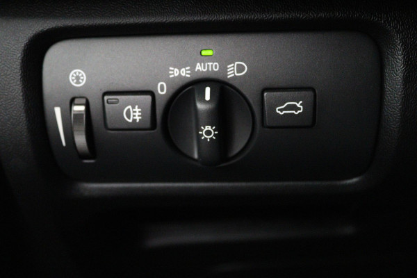 Volvo V40 1.5 T2 Edition+ (STOELVERWARMING, AUTOMAAT, VIRTUAL COCKPIT, PARKEERSENSOREN, CRUISE CONTROL, NAVIGATIE)