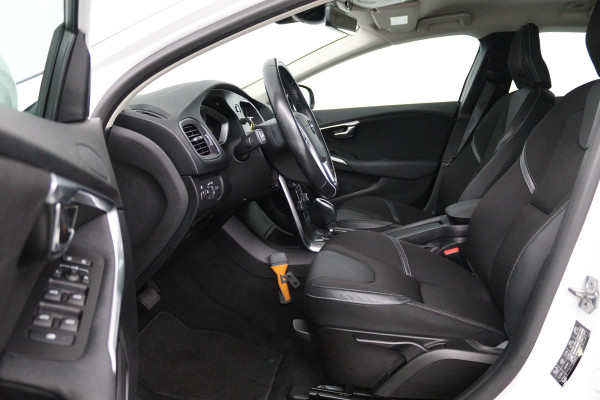 Volvo V40 1.5 T2 Edition+ (STOELVERWARMING, AUTOMAAT, VIRTUAL COCKPIT, PARKEERSENSOREN, CRUISE CONTROL, NAVIGATIE)