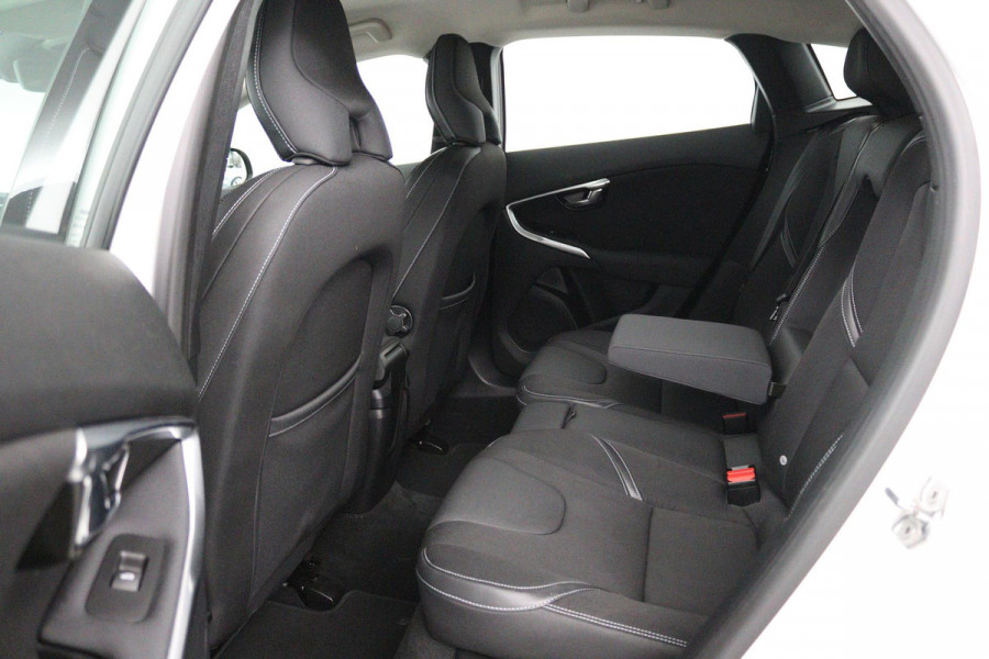 Volvo V40 1.5 T2 Edition+ (STOELVERWARMING, AUTOMAAT, VIRTUAL COCKPIT, PARKEERSENSOREN, CRUISE CONTROL, NAVIGATIE)
