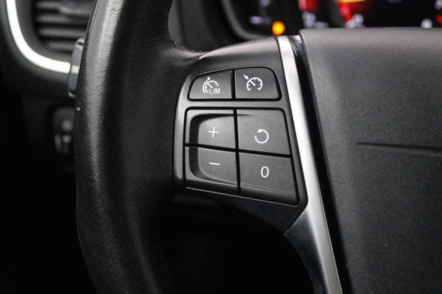 Volvo V40 1.5 T2 Edition+ (STOELVERWARMING, AUTOMAAT, VIRTUAL COCKPIT, PARKEERSENSOREN, CRUISE CONTROL, NAVIGATIE)