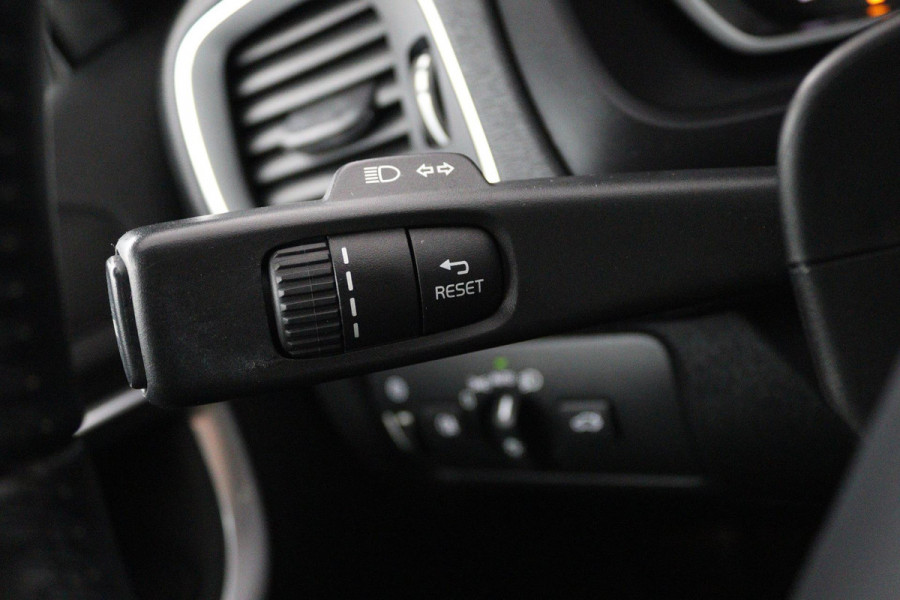 Volvo V40 1.5 T2 Edition+ (STOELVERWARMING, AUTOMAAT, VIRTUAL COCKPIT, PARKEERSENSOREN, CRUISE CONTROL, NAVIGATIE)