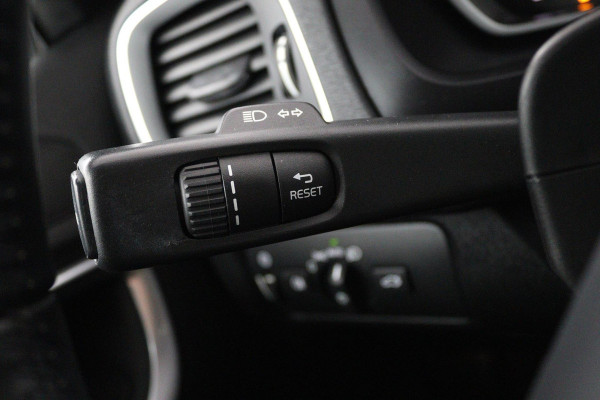 Volvo V40 1.5 T2 Edition+ (STOELVERWARMING, AUTOMAAT, VIRTUAL COCKPIT, PARKEERSENSOREN, CRUISE CONTROL, NAVIGATIE)