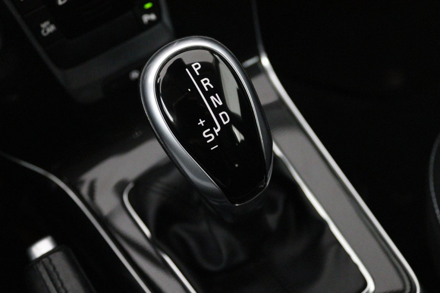Volvo V40 1.5 T2 Edition+ (STOELVERWARMING, AUTOMAAT, VIRTUAL COCKPIT, PARKEERSENSOREN, CRUISE CONTROL, NAVIGATIE)