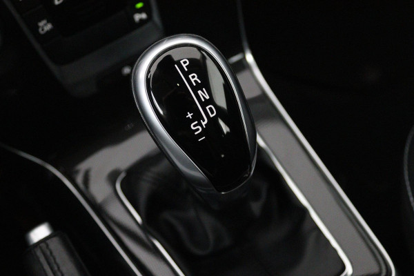 Volvo V40 1.5 T2 Edition+ (STOELVERWARMING, AUTOMAAT, VIRTUAL COCKPIT, PARKEERSENSOREN, CRUISE CONTROL, NAVIGATIE)