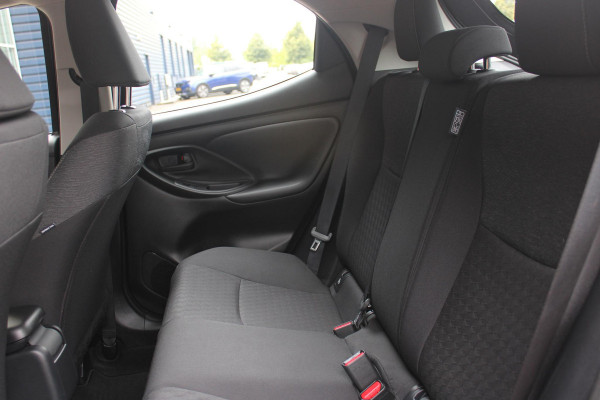 Toyota Yaris 1.5 Hybrid 115PK DYNAMIC | ACHTERUITRIJ CAMERA | ADAPTIVE CRUISE CONTROL | ELEKTRISCHE RAMEN VOOR  / ACHTER | DAB+ RADIO | APPLE CARPLAY / ANDROID AUTO | CLIMATE CONTROL | ALL SEASONS BANDEN | LED VERLICHTING | MISTLAMPEN VOOR |