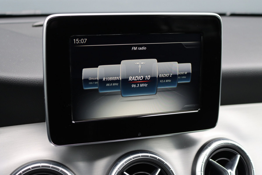 Mercedes-Benz CLA-Klasse Shooting Brake 200 AMG Line Aut7 | Nightpakket | Trekhaak | Camera | Apple Carplay/Android Auto | Stoelverwarming |