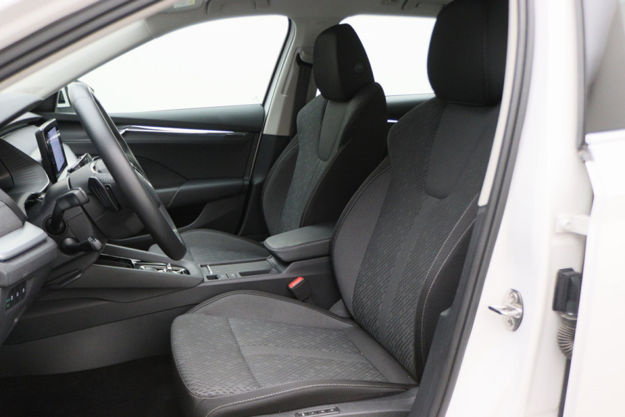 Škoda Octavia Combi 1.4 TSI iV PHEV Sportline Business LED, Head-Up, Apple Carplay, Memory, Keyless, ACC, Afn. Trekhaak, 18"