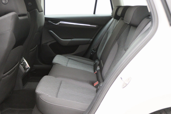 Škoda Octavia Combi 1.4 TSI iV PHEV Sportline Business LED, Head-Up, Apple Carplay, Memory, Keyless, ACC, Afn. Trekhaak, 18"