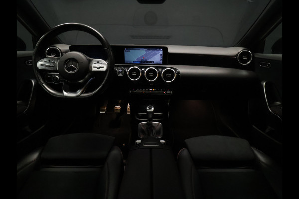 Mercedes-Benz A-Klasse 160 AMG Sport [SCHUIFKANTELDAK, CAMERA, PDC V+A, APPLE CARPLAY, ANDROID AUTO, CRUISE CONTROL, NAVIGATIE, AIRCONDITIONING, AMG PAKKET, NIEUWSTAAT]