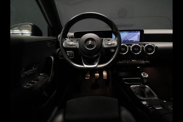 Mercedes-Benz A-Klasse 160 AMG Sport [SCHUIFKANTELDAK, CAMERA, PDC V+A, APPLE CARPLAY, ANDROID AUTO, CRUISE CONTROL, NAVIGATIE, AIRCONDITIONING, AMG PAKKET, NIEUWSTAAT]