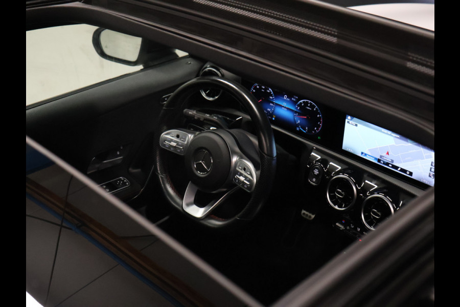 Mercedes-Benz A-Klasse 160 AMG Sport [SCHUIFKANTELDAK, CAMERA, PDC V+A, APPLE CARPLAY, ANDROID AUTO, CRUISE CONTROL, NAVIGATIE, AIRCONDITIONING, AMG PAKKET, NIEUWSTAAT]