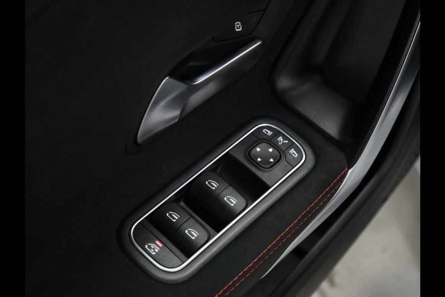 Mercedes-Benz A-Klasse 160 AMG Sport [SCHUIFKANTELDAK, CAMERA, PDC V+A, APPLE CARPLAY, ANDROID AUTO, CRUISE CONTROL, NAVIGATIE, AIRCONDITIONING, AMG PAKKET, NIEUWSTAAT]