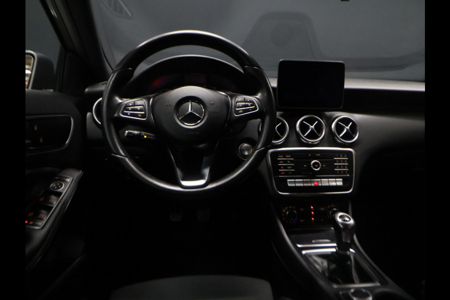 Mercedes-Benz A-Klasse 180 Business Solution [CAMERA, PDC ACHTER, CRUISE CONTROL, BLUETOOTH, AMG STOELEN, NAVIGATIE, AIRCONDITIONING, LED, NIEUWSTAAT]