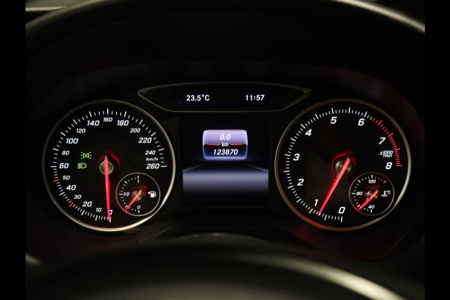 Mercedes-Benz A-Klasse 180 Business Solution [CAMERA, PDC ACHTER, CRUISE CONTROL, BLUETOOTH, AMG STOELEN, NAVIGATIE, AIRCONDITIONING, LED, NIEUWSTAAT]