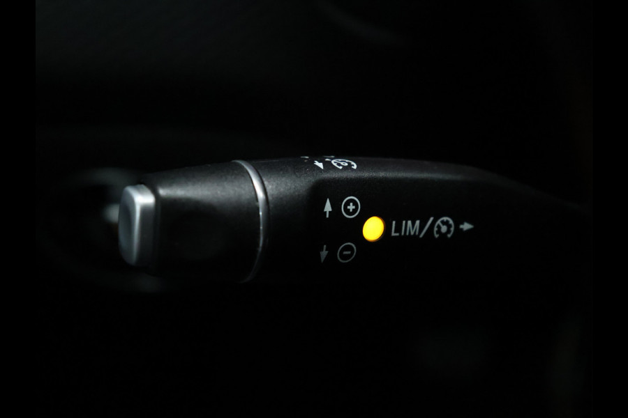 Mercedes-Benz A-Klasse 180 Business Solution [CAMERA, PDC ACHTER, CRUISE CONTROL, BLUETOOTH, AMG STOELEN, NAVIGATIE, AIRCONDITIONING, LED, NIEUWSTAAT]