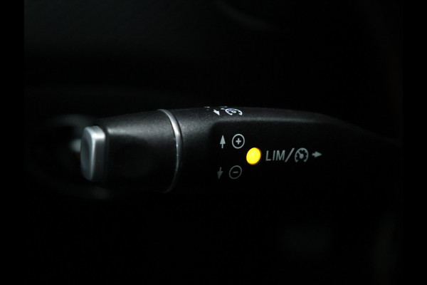 Mercedes-Benz A-Klasse 180 Business Solution [CAMERA, PDC ACHTER, CRUISE CONTROL, BLUETOOTH, AMG STOELEN, NAVIGATIE, AIRCONDITIONING, LED, NIEUWSTAAT]