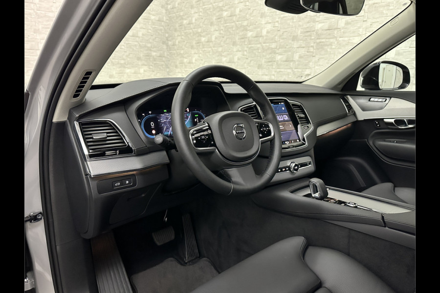 Volvo XC90 T8 R 455pk Long Range AWD Plus Dark | Luchtvering | Panorama | 360 Camera | Trekhaak | Pilot-Assist | ACC | Leder | Memory | Harman-Kardon | BLIS | Sportstoelen | Stoelverwarming V+A | Suurverwarming | Keyless-Entry | Standkachel | Full-LED | Zonwering | Getint Glas | Black-Optic | Draadloos Laden | Carplay |