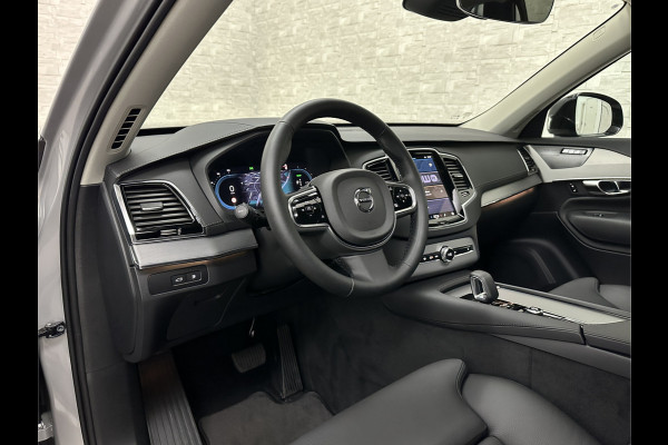 Volvo XC90 T8 R 455pk Long Range AWD Plus Dark | Luchtvering | Panorama | 360 Camera | Trekhaak | Pilot-Assist | ACC | Leder | Memory | Harman-Kardon | BLIS | Sportstoelen | Stoelverwarming V+A | Suurverwarming | Keyless-Entry | Standkachel | Full-LED | Zonwering | Getint Glas | Black-Optic | Draadloos Laden | Carplay |