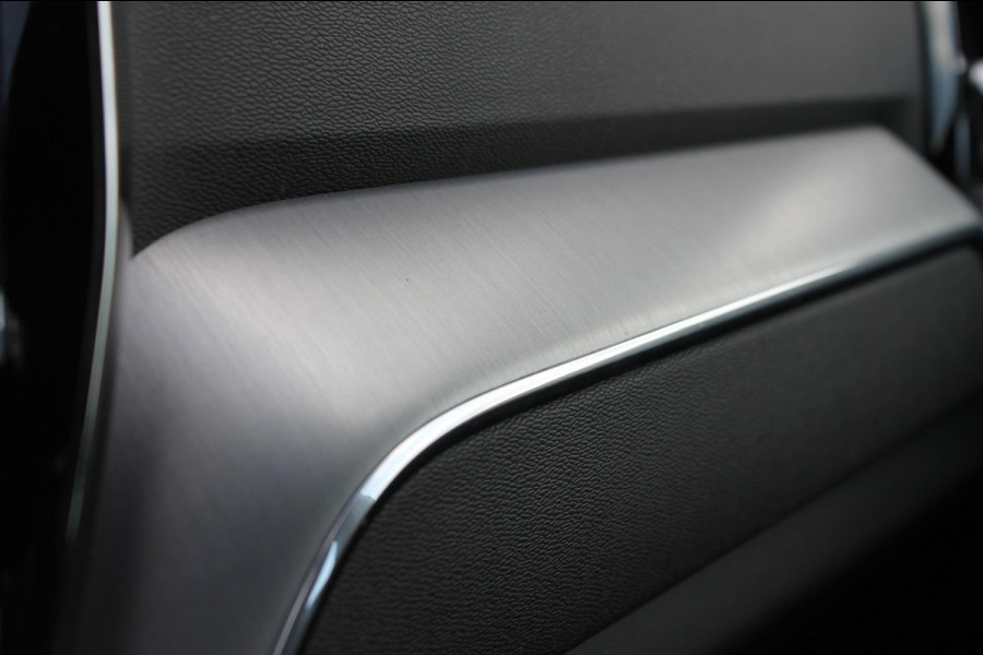 Volvo XC60 T5 AWD 250pk Automaat Momentum Navigatie / Panoramisch schuif-kanteldak / Apple Carplay / Semi elektrisch wegklapbare trekhaak / Lederen bekleding / Cruise Control