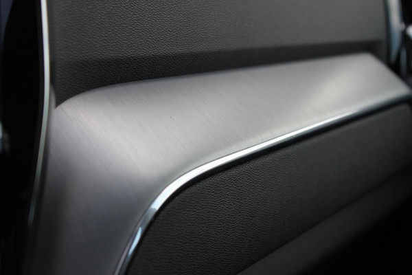 Volvo XC60 T5 AWD 250pk Automaat Momentum Navigatie / Panoramisch schuif-kanteldak / Apple Carplay / Semi elektrisch wegklapbare trekhaak / Lederen bekleding / Cruise Control