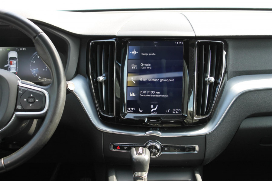 Volvo XC60 T5 AWD 250pk Automaat Momentum Navigatie / Panoramisch schuif-kanteldak / Apple Carplay / Semi elektrisch wegklapbare trekhaak / Lederen bekleding / Cruise Control