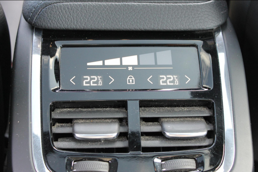 Volvo XC60 T5 AWD 250pk Automaat Momentum Navigatie / Panoramisch schuif-kanteldak / Apple Carplay / Semi elektrisch wegklapbare trekhaak / Lederen bekleding / Cruise Control